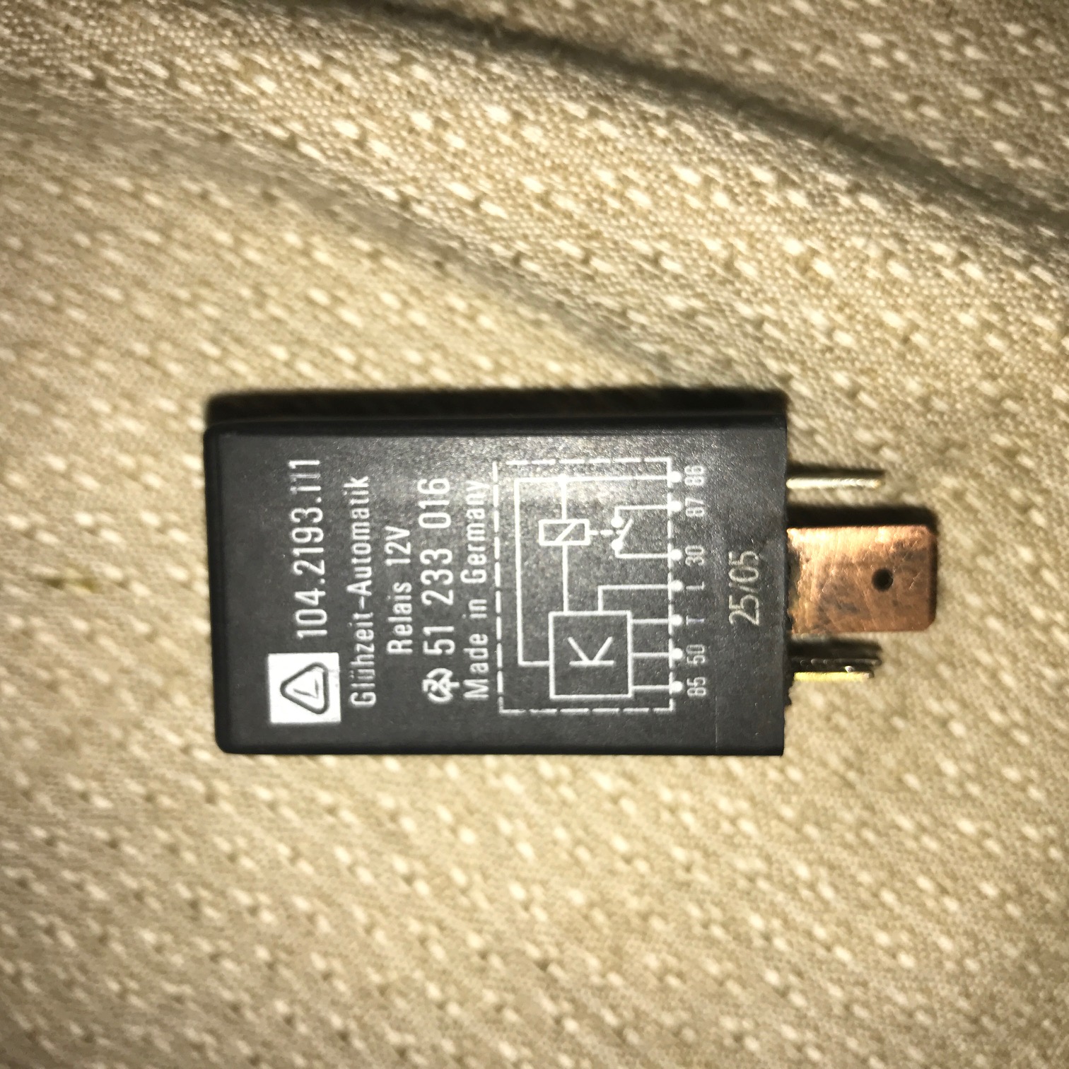 51 233 008A