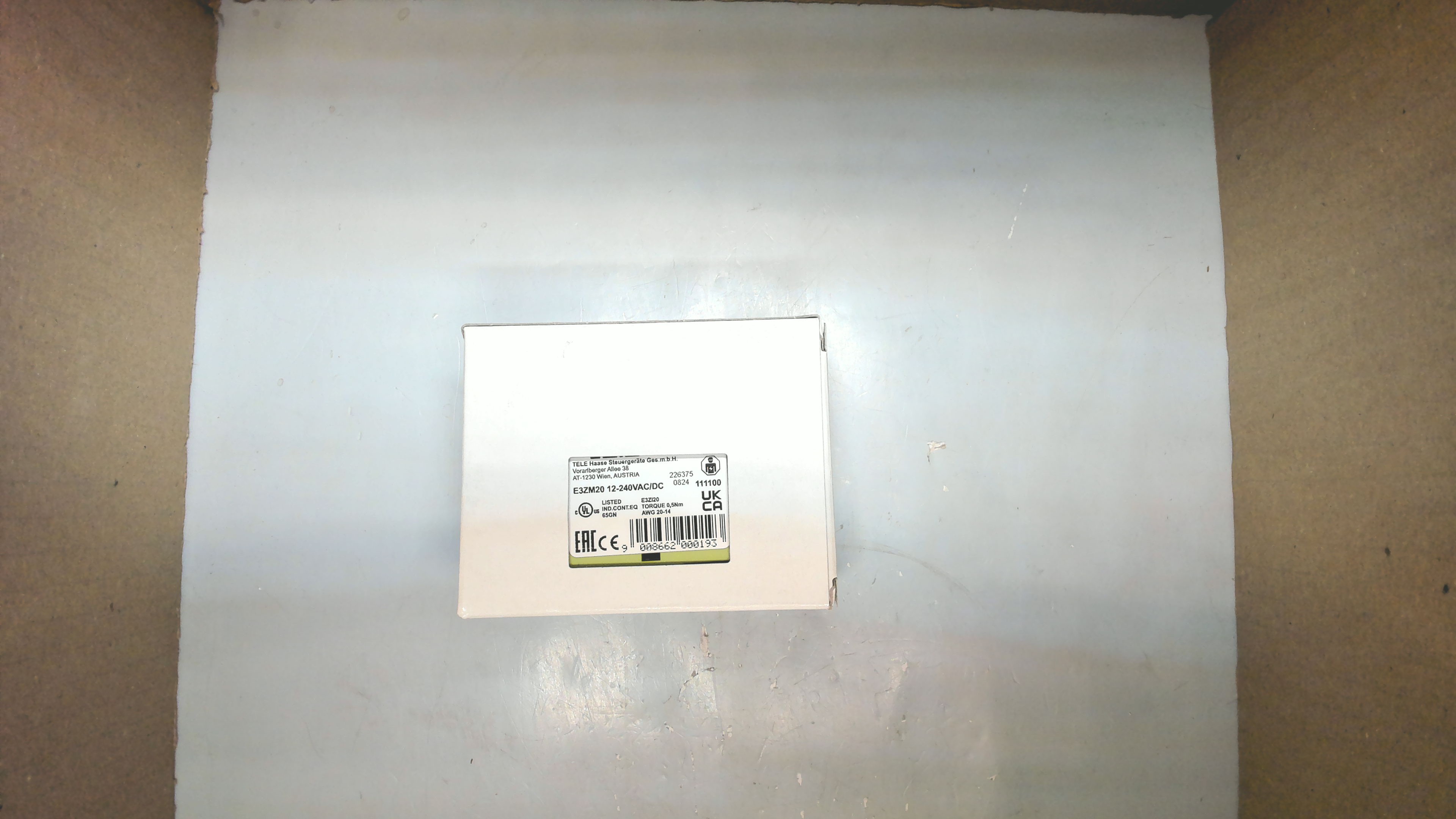 P/N: 111100, Type: E3ZM20 12-240V AC/DC