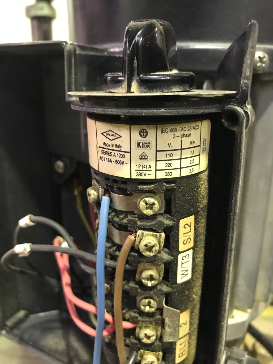 AC 16A 600V  