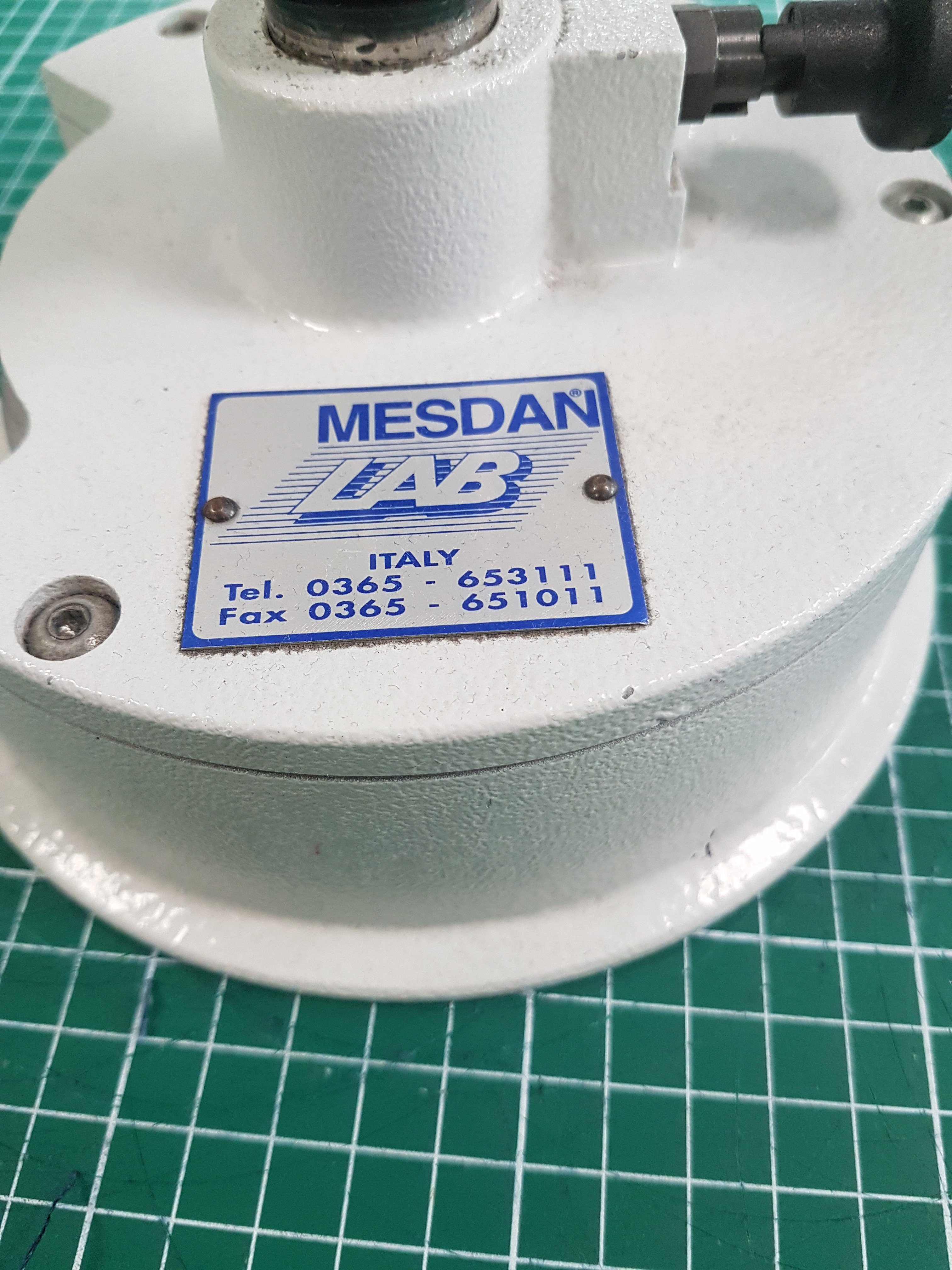 Circular sample cutter 