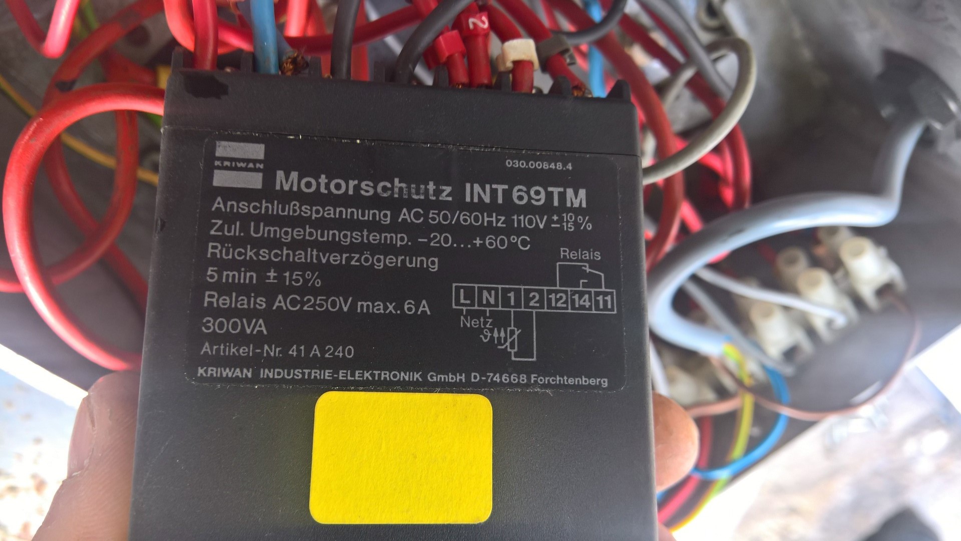 41 A 240  obsolete/ replaced by 22A418S80