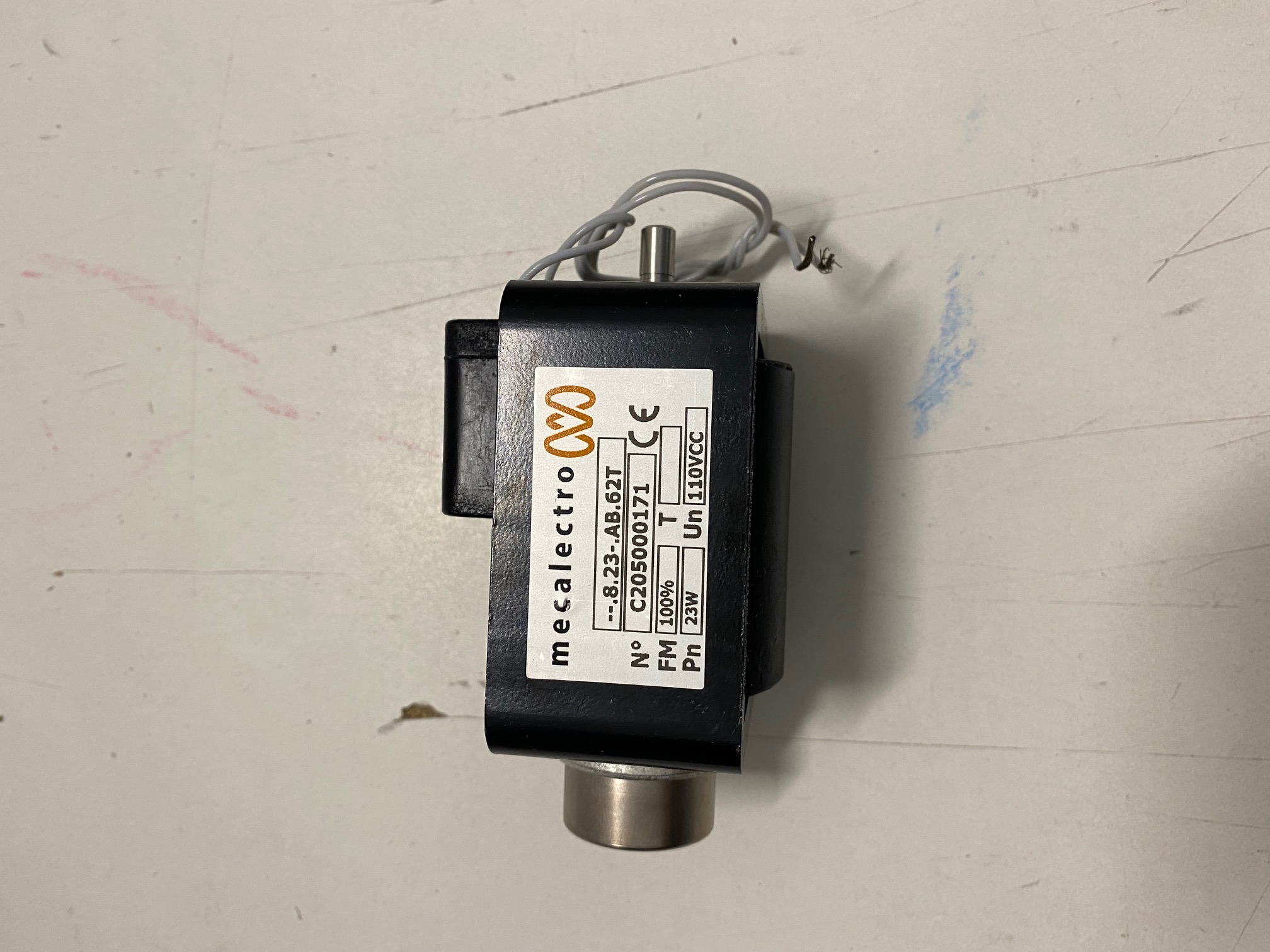 8.23−.AB.62T (110Vcc)