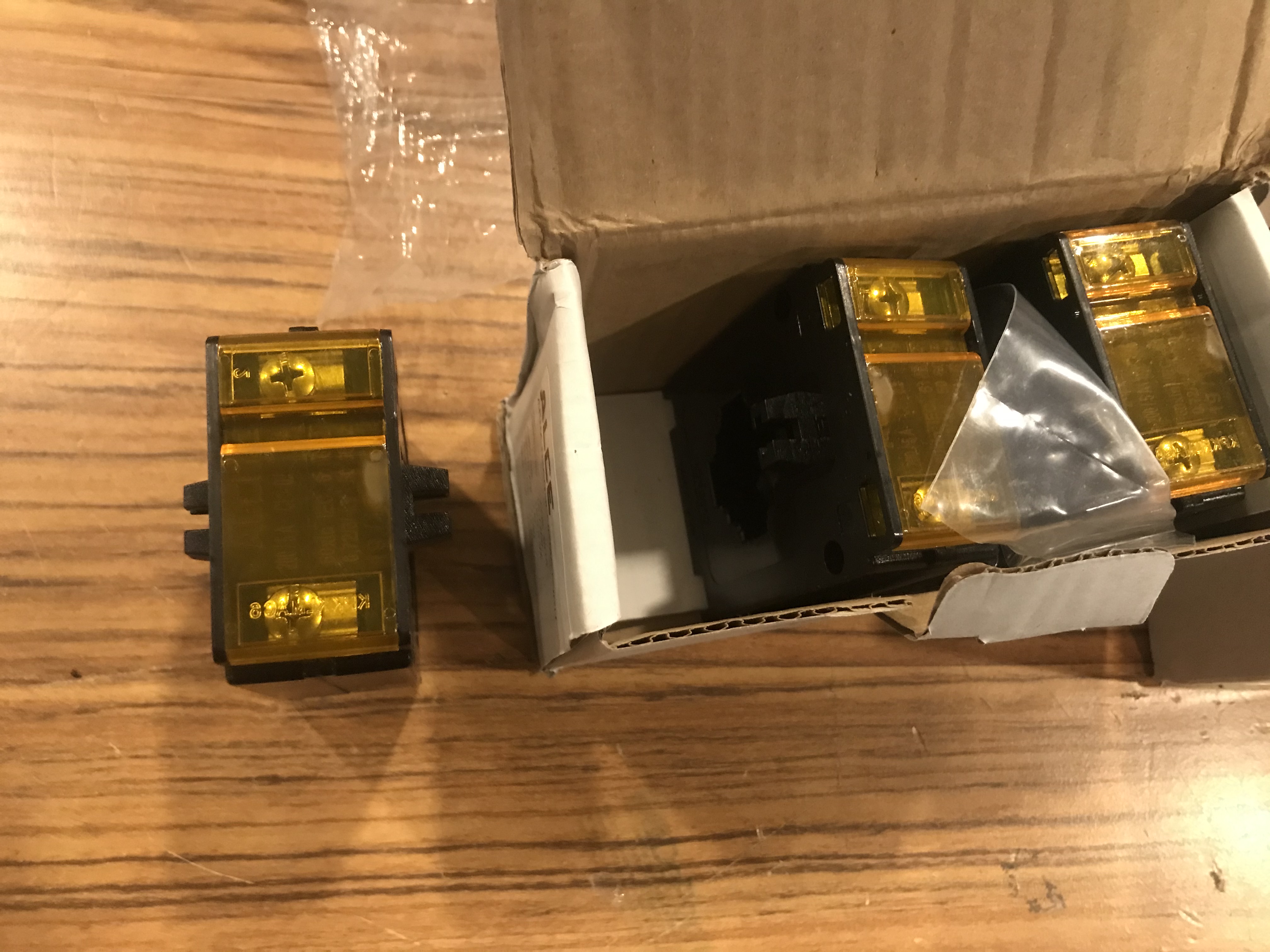 ADK3010 200/5A