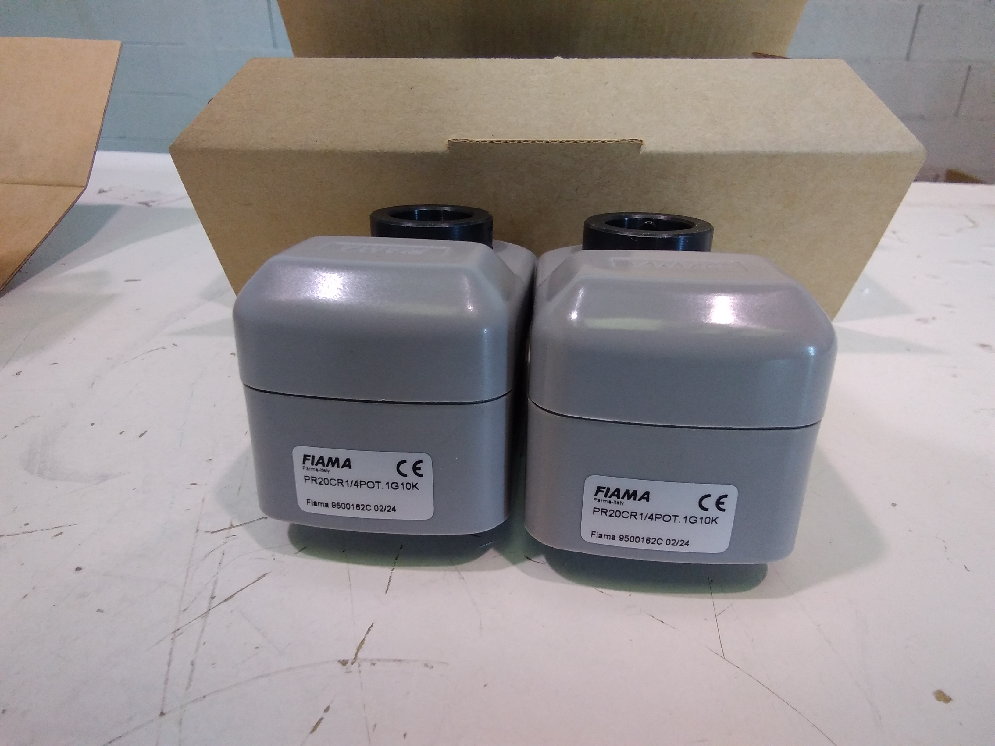 PR20C R 1/4 MOLT POT.1 G 10 K CONN 4PIN
