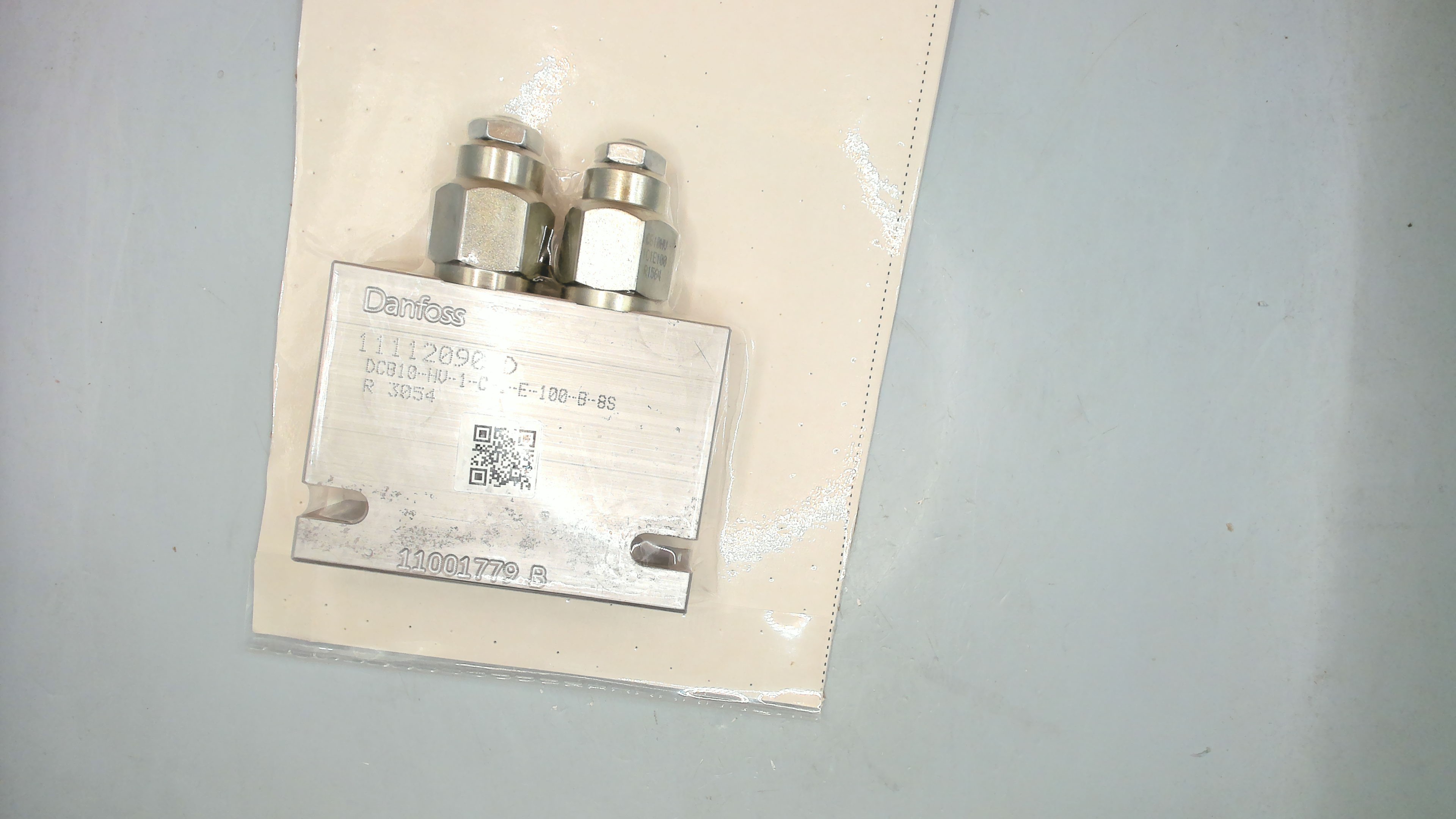 DCB10-HV-1-C-1-E-100-B-8S