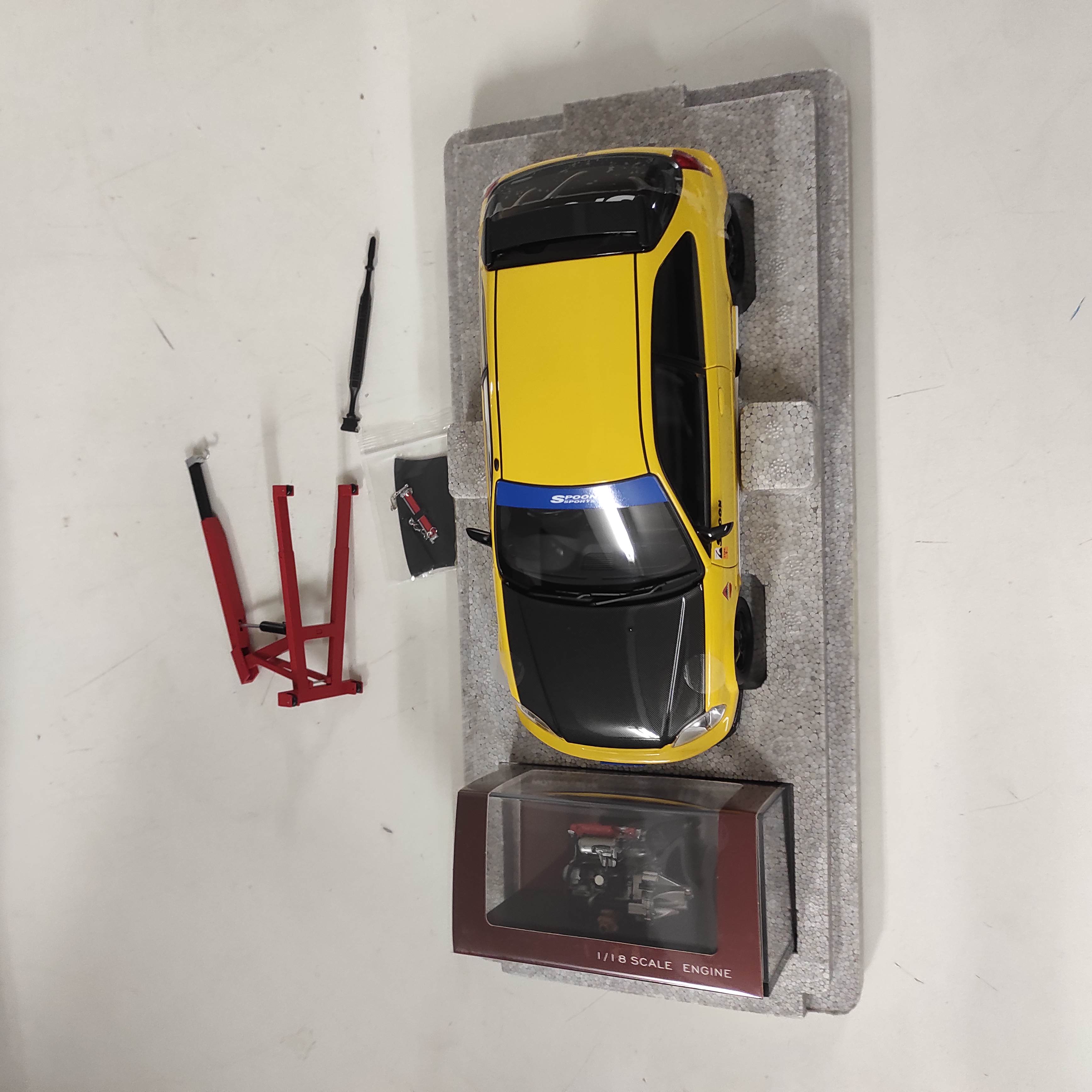 Honda Civic (EK9) Type-R Spoon / Motorhelix M85016 / gelb / 1:18